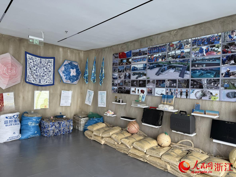 基地展示的海洋塑料再生產(chǎn)品。人民網(wǎng) 方彭依夢攝
