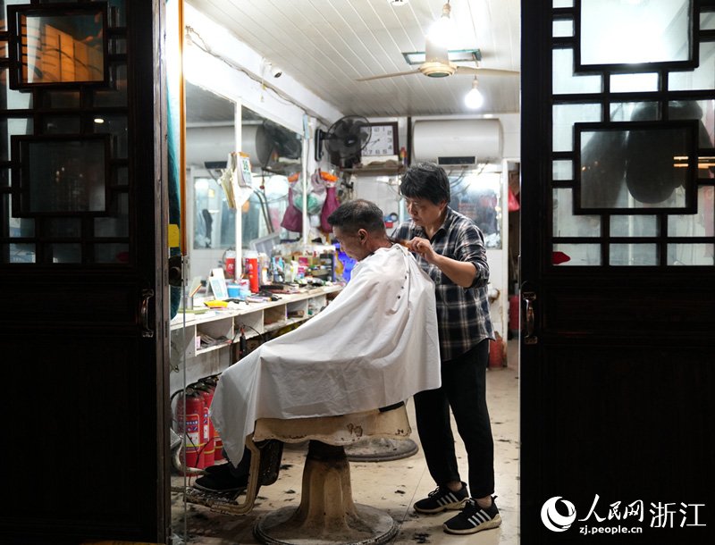 臺州十里長街，泮冬娥在此開了一家理發(fā)店，為居民們剪了30余年的頭發(fā)。人民網(wǎng)-陳陸洵攝.jpg