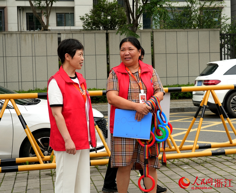 “共享奶奶”們正在門口等待孩子們放學(xué)。人民網(wǎng) 陳陸洵攝