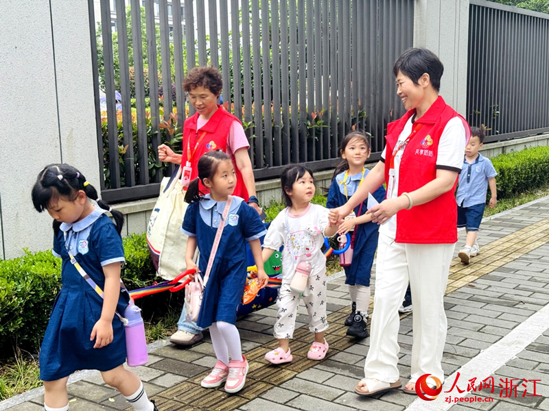 “共享奶奶”們接孩子放學(xué)。人民網(wǎng) 陳陸洵攝