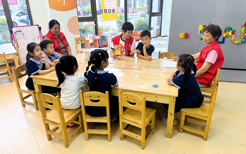 “共享奶奶”與孩子們交流。洋洪社區(qū)供圖