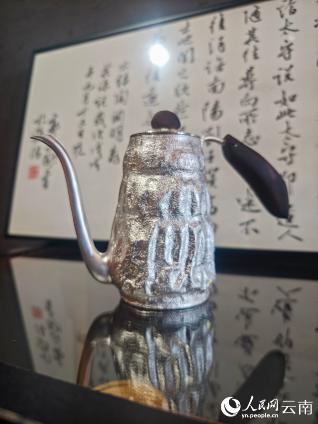 李杰加工制作的銀壺。人民網(wǎng)記者 符皓攝